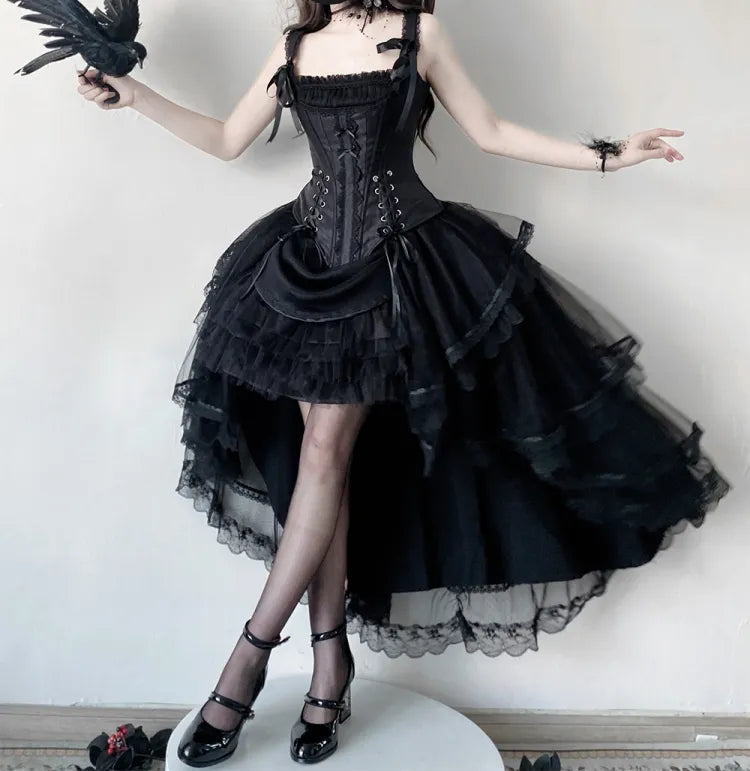 Schwarzes Korsett-Oberteil mit Schnürdetails und Stäbchen + Lolita-Rock mit mehreren Lagen und hohem Bund