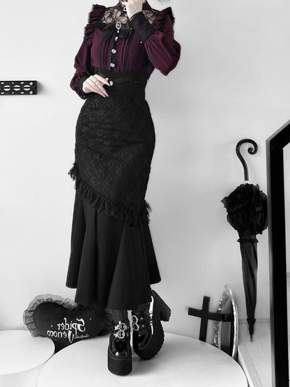 Weinrote Jirai Kei-Bluse mit Illusionsausschnitt und Faltendetails und Fliege