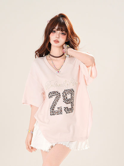 Rosa T-Shirt mit V-Ausschnitt und Buchstaben und Leopardenmuster