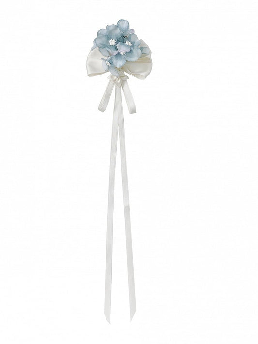 Blaues Design und florale weiße Brosche