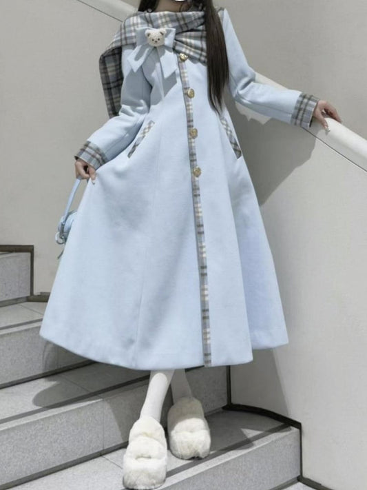 Manteau long bleu doux style preppy vintage avec nœud et détails d'écharpe à carreaux