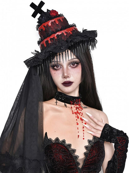 Chapeau en forme de gâteau noir et rouge avec croix gothique