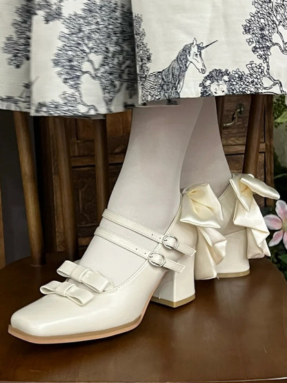 Schuhe mit Schleife, weißer Zehenpartie, zwei Akzente, quadratischer Block – elegante High Heel-Schnallen