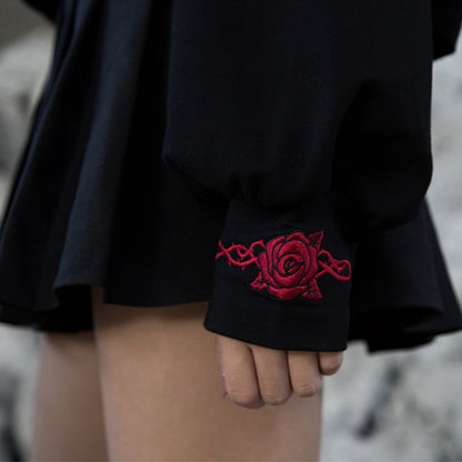 Roter Gothic-Kragen und Matrosen-Sweatshirt: Dunkelrosa, verzierte schwarze Romantik-Dornenstickerei