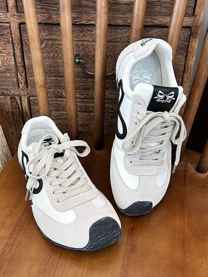 Weiße Sneakers mit Schnürung vorne und Schleife