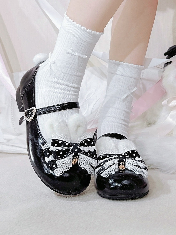 Süße Schleife am schwarzen Mary Jane Top mit Lolita-Schuhen