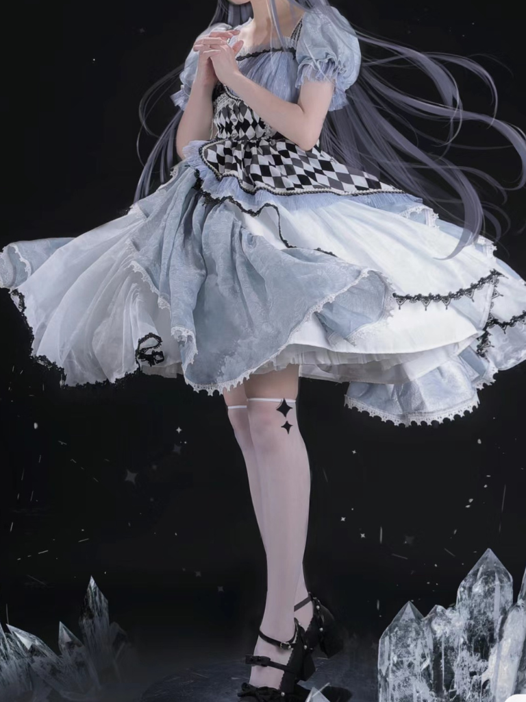 Asymmetrisches Karokleid „Alice im Wunderland“