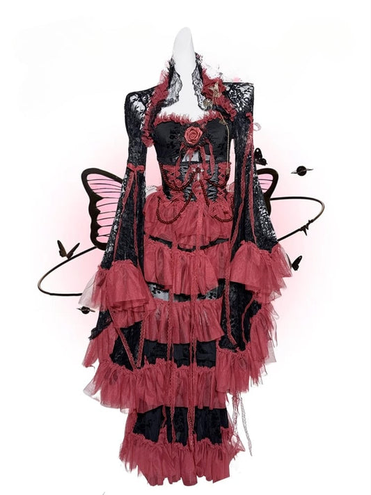Ensemble gothique noir et rouge : haut caraco, boléro à manches cloche en dentelle et jupe à volants avec chaîne perlée et détails lacés