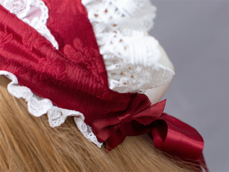 Bonnet avec bordure en dentelle et nœud blanc et rouge vin
