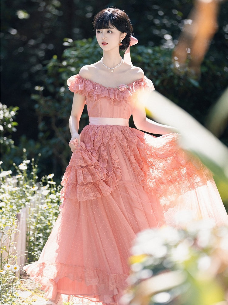 Robe vintage rouge vin/rose à volants en dentelle et décolleté à épaules dénudées