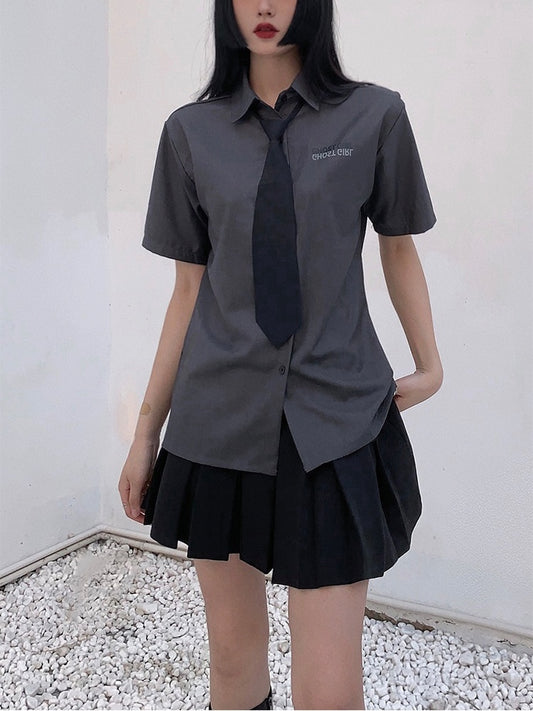 Graues adrettes JK-Uniformhemd mit Krawatte
