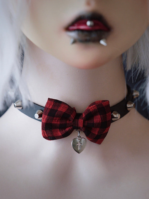 Mit rot kariertem, schwarzem und gemustertem Anhänger, Herz-Schleifenhalsband