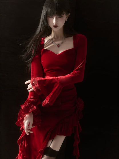 Robe en velours rouge à manches cloche et ourlet asymétrique à volants