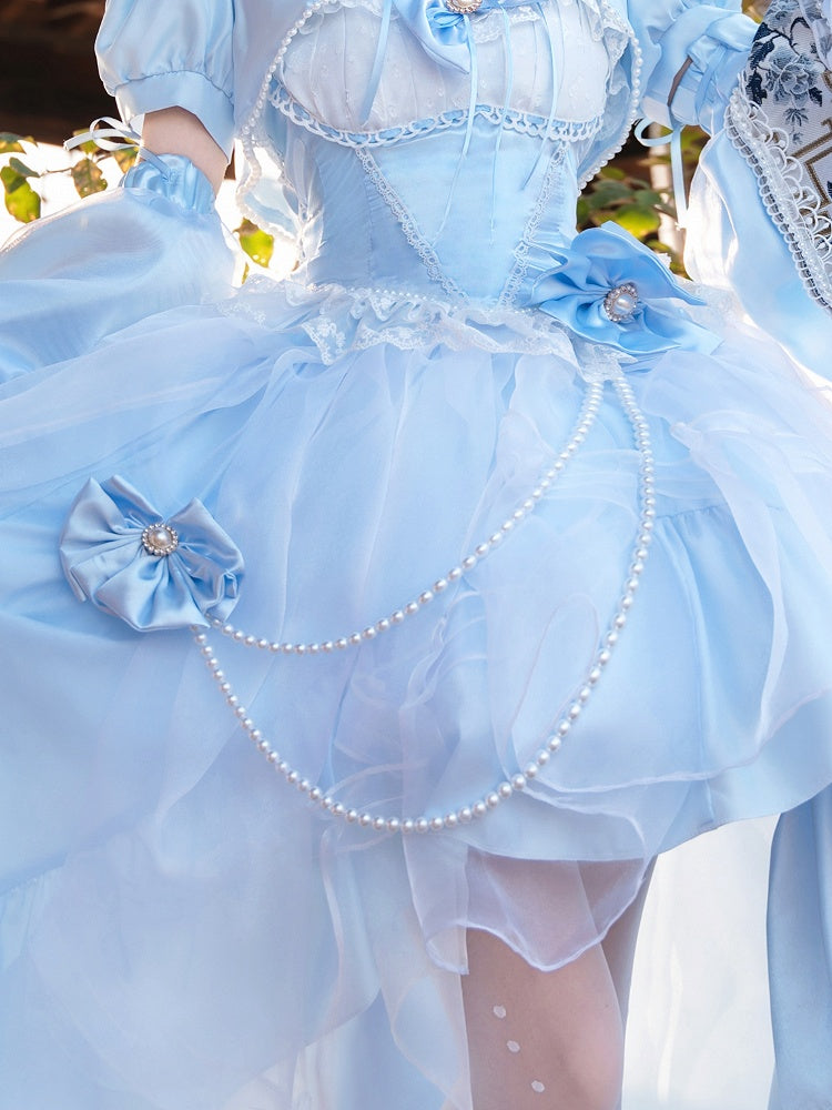 und blaues Perlenkleid mit Schleife und Kette
