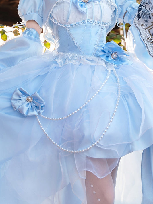 und blaues Perlenkleid mit Schleife und Kette