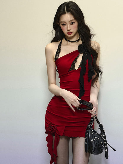 Mini-robe rouge à motif floral et découpes sur la poitrine, col licou