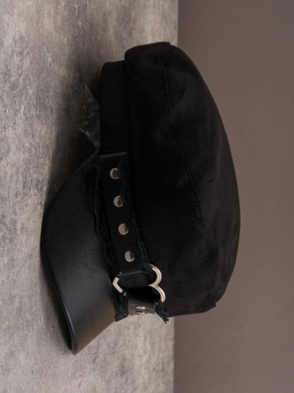 Herzhut, Gothic-Spitzenbesatz, schwarze Baskenmütze, Nietenring
