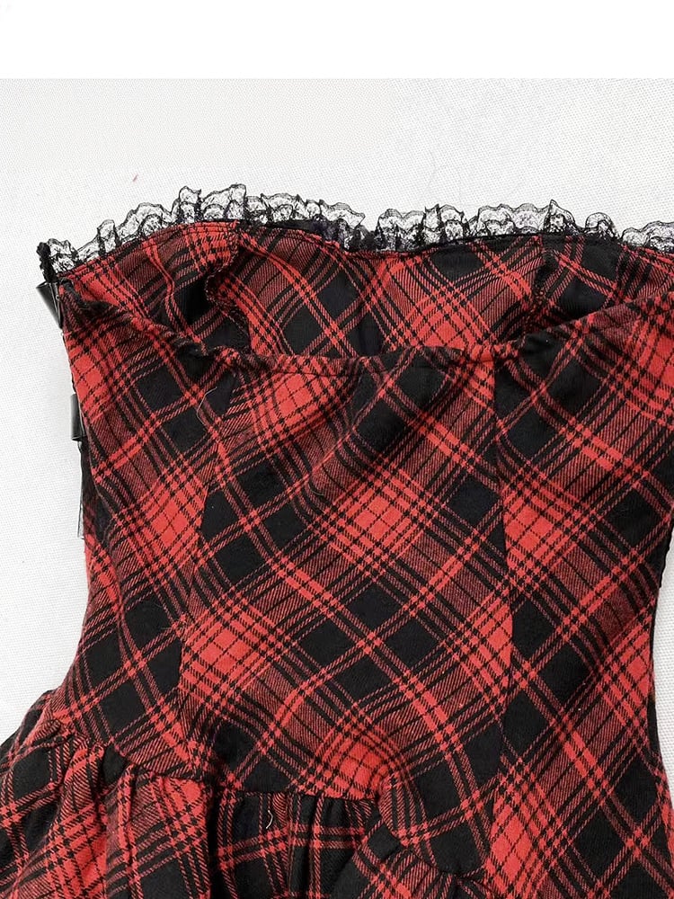 Robe punk glamour sans bretelles à carreaux rouges et ourlet mouchoir avec boucles