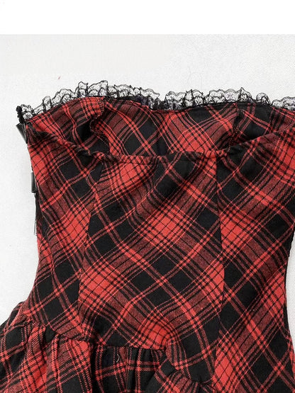 Robe punk glamour sans bretelles à carreaux rouges et ourlet mouchoir avec boucles