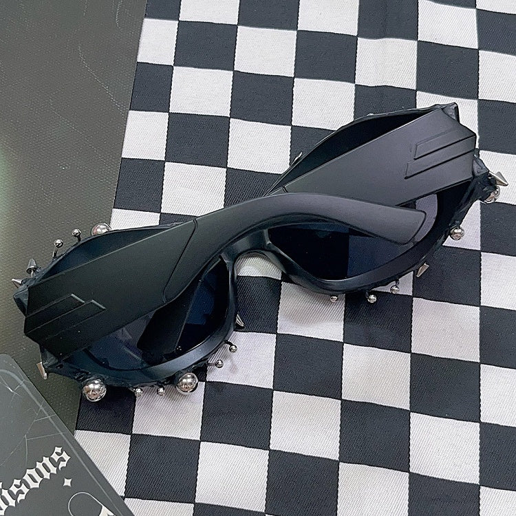 Verzierte schwarze Punk-Sonnenbrille mit Perlen und Nieten