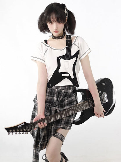 Weißes T-Shirt mit Applikation und schwarzer Gitarre