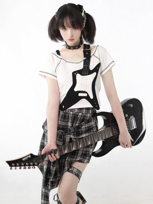 Weißes T-Shirt mit Applikation und schwarzer Gitarre