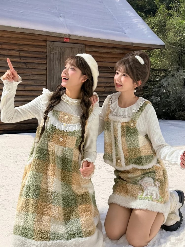 Robe salopette en polaire à carreaux avec détails floraux verts et bordure en dentelle et poches