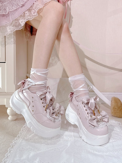 Schnürschuhe im Jirai Design Kei – Plateauschuhe mit Schleife und Herzdetails und Strassperlen im Pink-Stil