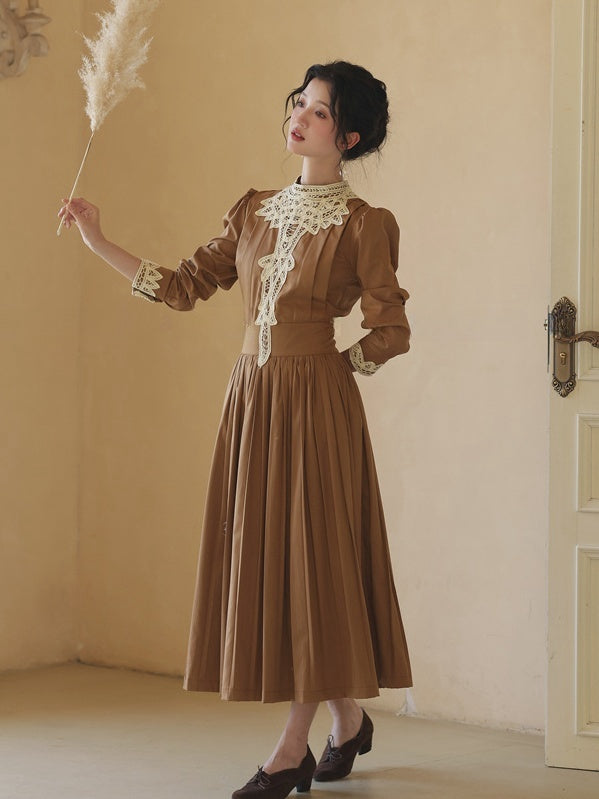 Robe marron vintage à col à bandes et manches longues bouffantes