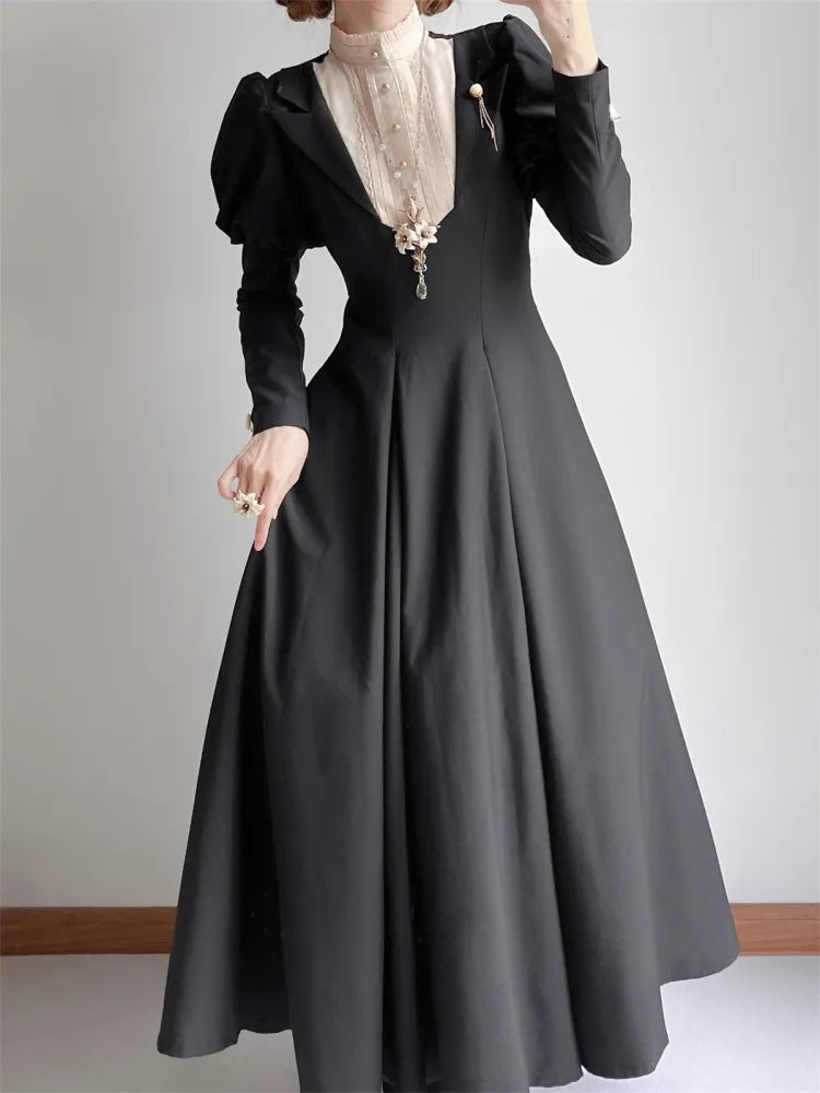 Robe Lolita noire à manches Juliette et taille fine, décolleté à volants beige, une pièce