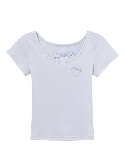 Blaues T-Shirt mit Rundhalsausschnitt und Delphin-Ausschnitt auf der Rückseite