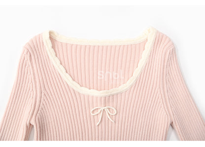 Haut en maille slim à col rond et détails nœud rose