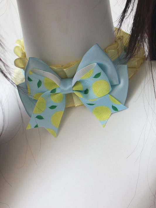 Choker Bowknot Zitronengelber Druck mit blauen Rüschen