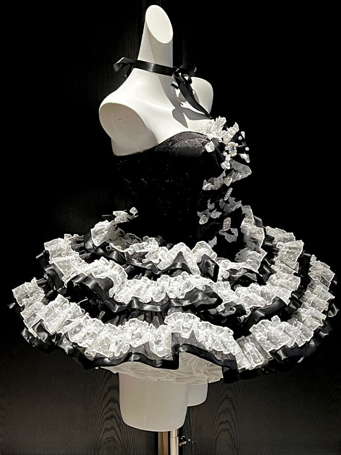 Robe bustier princesse d'anniversaire avec corsage décoré de nœuds noirs et jupe superposée