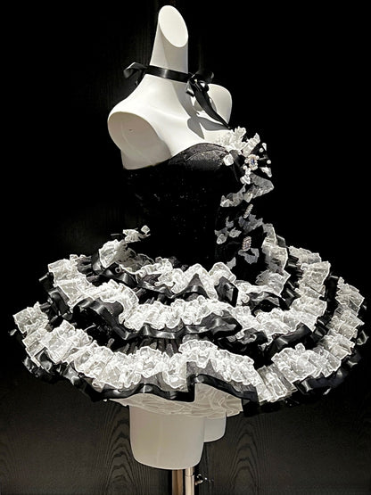 Robe bustier princesse d'anniversaire avec corsage décoré de nœuds noirs et jupe superposée