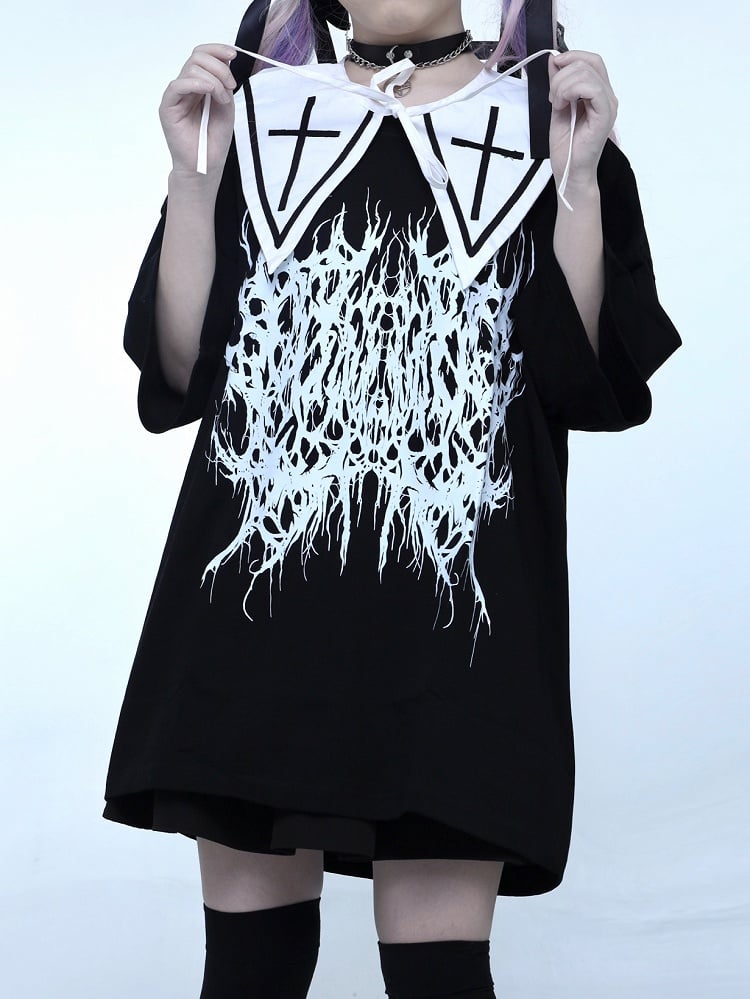 Runder Kei-T-Shirt mit schwarzem Halsausschnitt und Jirai-Schmetterlingsdruck