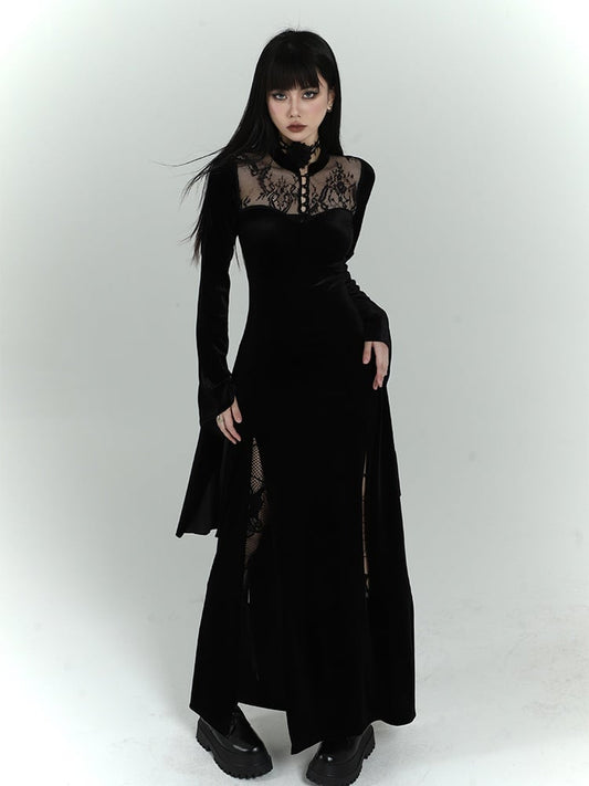 Robe gothique en velours noir avec empiècements en dentelle contrastée et manches cloche fendues sur le côté