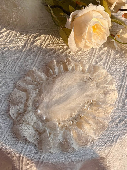 Mini-chapeau Lolita élégant beige avec perles et plumes