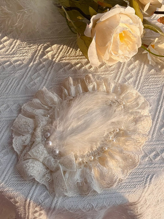 Mini-chapeau Lolita élégant beige avec perles et plumes