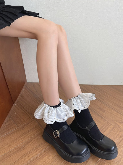 Socken mit floralem weißem Muster, Wadenbesatz und schwarz-weißer Spitze