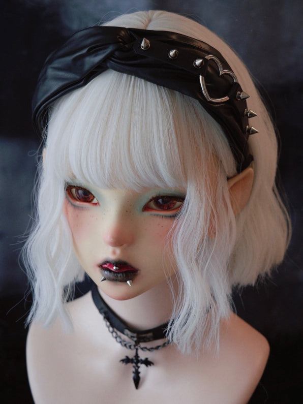 Herz Gothic Criss-Cross KC verziertes schwarzes Nietendesign
