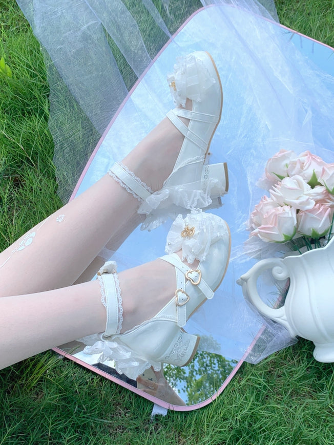 Süßes Design, oben verzierte Lolita-Spitzenschuhe mit kreuz und quer verlaufendem Besatz in Weiß mit Perlenschleife