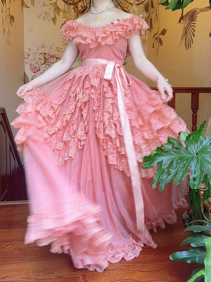 Robe vintage rouge vin/rose à volants en dentelle et décolleté à épaules dénudées