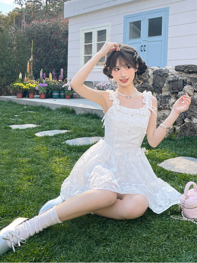 ノースリーブドレス、スイートホワイトフリルスクエアネックラインバタフライ