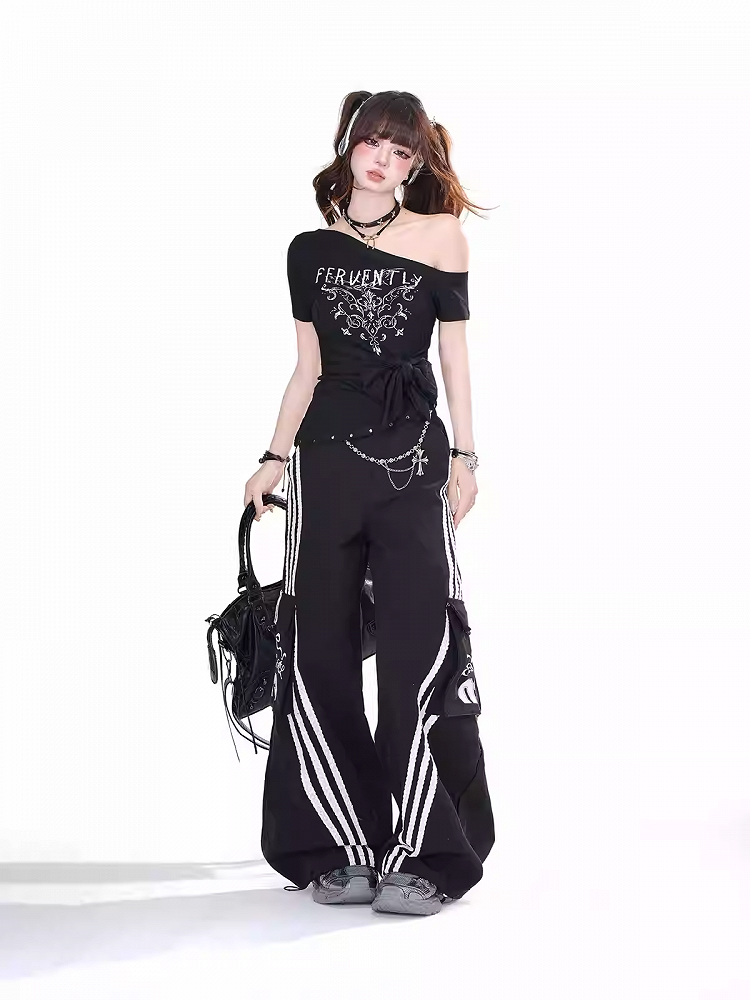 Schwarzes, asymmetrisches T-Shirt mit großer Schleife am Ausschnitt und Saum und glamouröser Grafik