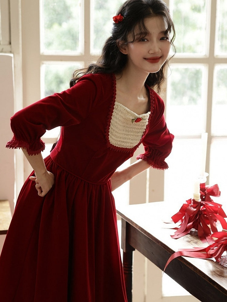 Robe rouge vin vintage à encolure carrée
