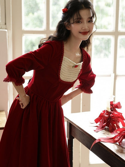 Robe rouge vin vintage à encolure carrée