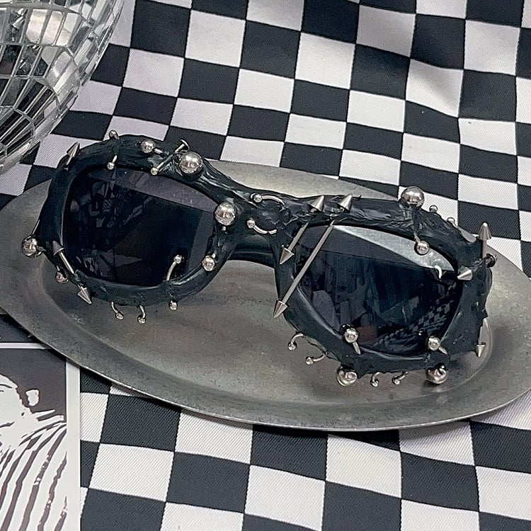 Verzierte schwarze Punk-Sonnenbrille mit Perlen und Nieten