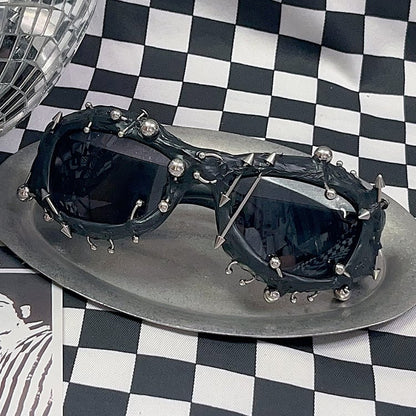 Verzierte schwarze Punk-Sonnenbrille mit Perlen und Nieten