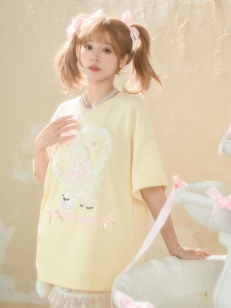 Gelbes, lockeres T-Shirt mit Lamm-Applikationen und Rüschenherzen in Creme